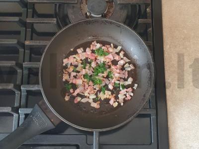 Kepta šoninė su svogūnais ir krapais Žingsnis 4