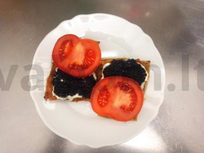 Traškūs bulvių skrudinti sumuštiniai su pomidoru ir imituota ikra pagrindine nuotrauka