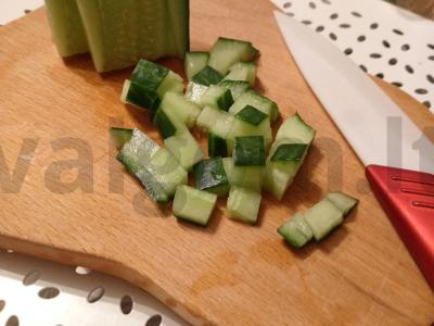Lengvas salotas su agurkais ir bryna Žingsnis 1