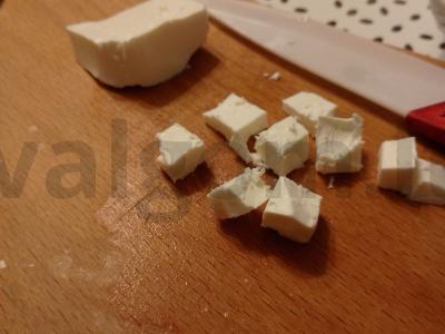 Lengvas salotas su agurkais ir bryna Žingsnis 2