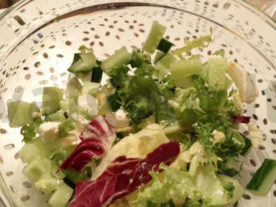 Lengvas salotas su agurkais ir bryna Žingsnis 3