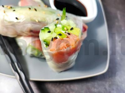 Sūrio ritinėliai su lašiša ir agurku pagrindine nuotrauka