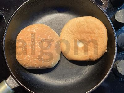 Burgeris su kiaušiniu, avokadu, kumpiu, sūriu ir žolelėmis Žingsnis 1