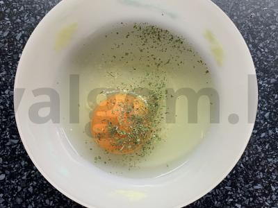 Burgeris su kiaušiniu, avokadu, kumpiu, sūriu ir žolelėmis Žingsnis 2