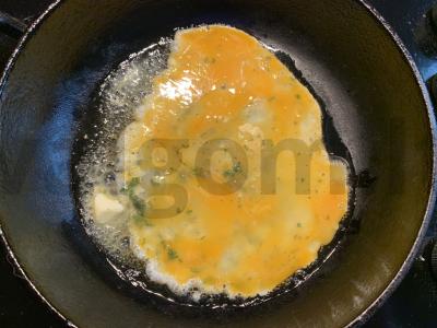 Burgeris su kiaušiniu, avokadu, kumpiu, sūriu ir žolelėmis Žingsnis 3