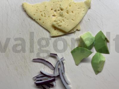 Burgeris su kiaušiniu, avokadu, kumpiu, sūriu ir žolelėmis Žingsnis 4