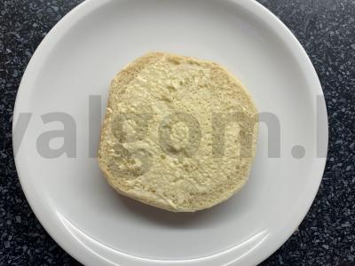 Burgeris su kiaušiniu, avokadu, kumpiu, sūriu ir žolelėmis Žingsnis 5