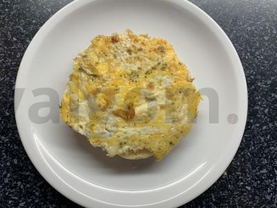 Burgeris su kiaušiniu, avokadu, kumpiu, sūriu ir žolelėmis Žingsnis 6