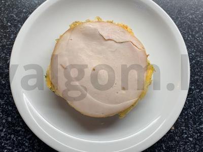 Burgeris su kiaušiniu, avokadu, kumpiu, sūriu ir žolelėmis Žingsnis 7