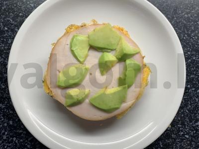 Burgeris su kiaušiniu, avokadu, kumpiu, sūriu ir žolelėmis Žingsnis 8