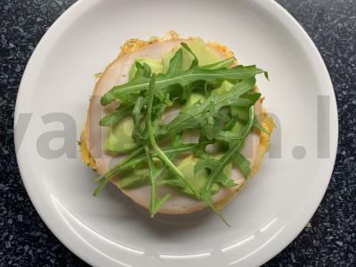 Burgeris su kiaušiniu, avokadu, kumpiu, sūriu ir žolelėmis Žingsnis 9