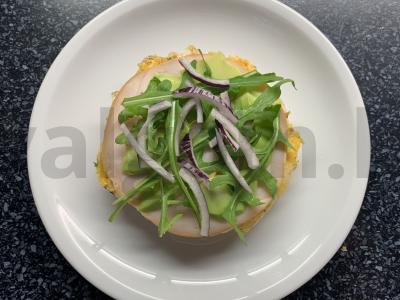 Burgeris su kiaušiniu, avokadu, kumpiu, sūriu ir žolelėmis Žingsnis 10