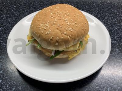 Burgeris su kiaušiniu, avokadu, kumpiu, sūriu ir žolelėmis Žingsnis 12