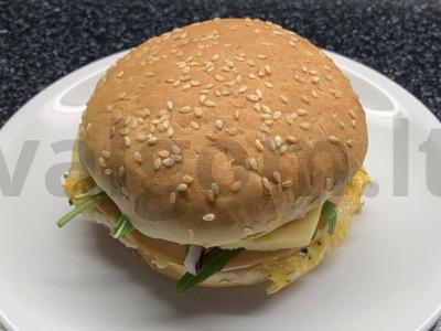 Burgeris su kiaušiniu, avokadu, kumpiu, sūriu ir žolelėmis pagrindine nuotrauka