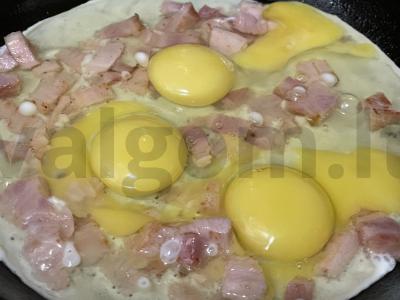 Kiaušinienė su šonine ir žolelėmis Žingsnis 4