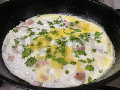 Kiaušinienė su šonine ir žolelėmis pagrindine nuotrauka