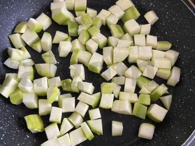 Troškintas cukinijas su dešrelėmis kokosų piene Žingsnis 1