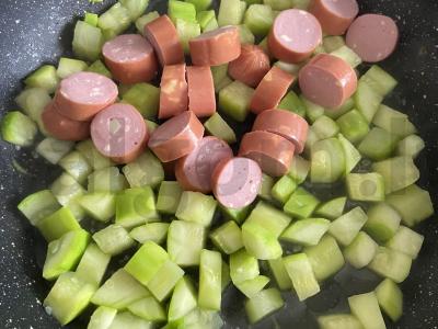 Troškintas cukinijas su dešrelėmis kokosų piene Žingsnis 2