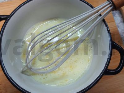 Kiaušinių blynai su kalakutienos kumpiu ir sūriu Žingsnis 1