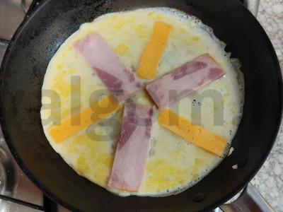 Kiaušinių blynai su kalakutienos kumpiu ir sūriu Žingsnis 3