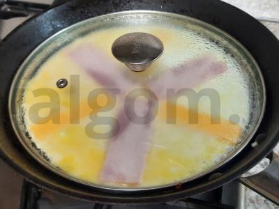 Kiaušinių blynai su kalakutienos kumpiu ir sūriu Žingsnis 4