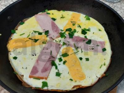 Kiaušinių blynai su kalakutienos kumpiu ir sūriu pagrindine nuotrauka