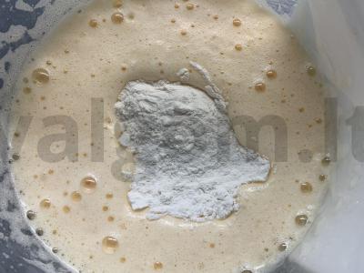 Biskvitinis ritinys su grietinėlės-varškės kremu Žingsnis 2