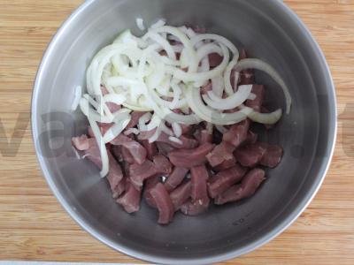 Aštrus salotas su marinuota kiauliena ir daržovėmis Žingsnis 1