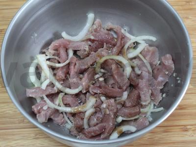 Aštrus salotas su marinuota kiauliena ir daržovėmis Žingsnis 2