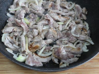 Aštrus salotas su marinuota kiauliena ir daržovėmis Žingsnis 4