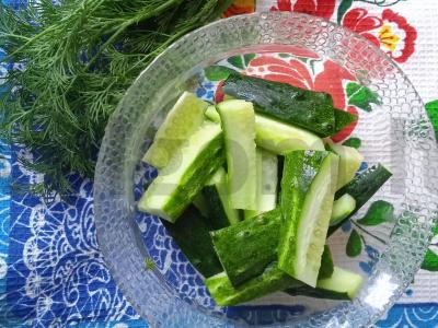 Sūdyti agurkai su prieskoniais Žingsnis 1