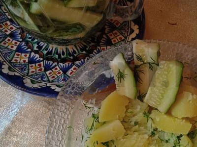 Sūdyti agurkai su prieskoniais pagrindine nuotrauka