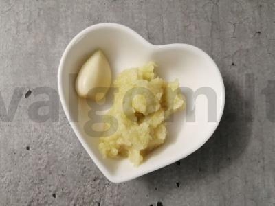 Česnakiniai sausainiai iš viso grūdo duonos Žingsnis 2