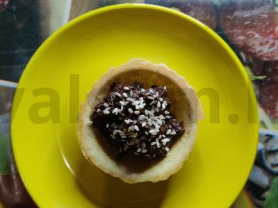 Krepšelis su žemės riešutais ir kondensuotu pienu pagrindine nuotrauka