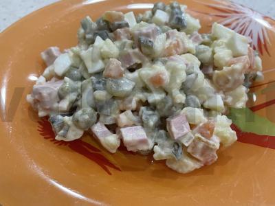 Olivje su žaliuoju žirneliu pagrindine nuotrauka