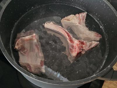 Sotūs šurpa su kiaulienos kaulais Žingsnis 2