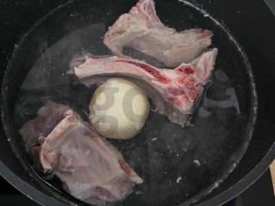 Sotūs šurpa su kiaulienos kaulais Žingsnis 4