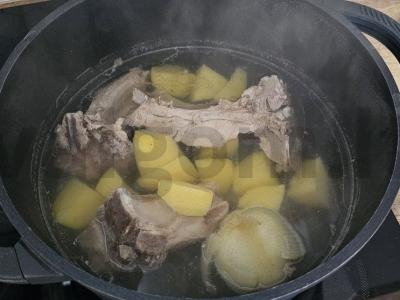 Sotūs šurpa su kiaulienos kaulais Žingsnis 6