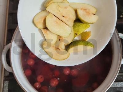 Aromatingas kriaušių-vyšnių kompotas Žingsnis 3