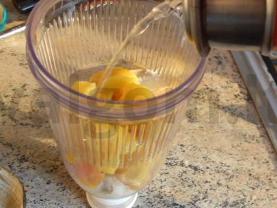 Bananų-nektarinų kokteilis su vandeniu Žingsnis 3