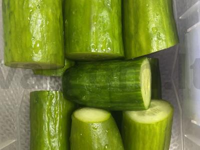 Silpnai sūdyti agurkai su česnaku ir raudonaisiais pipirais Žingsnis 1