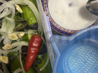 Silpnai sūdyti agurkai su česnaku ir raudonaisiais pipirais Žingsnis 3