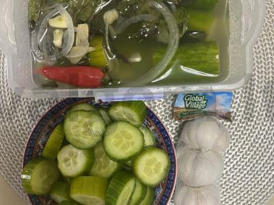 Silpnai sūdyti agurkai su česnaku ir raudonaisiais pipirais Žingsnis 4