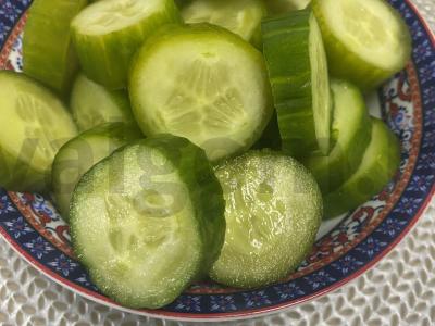 Silpnai sūdyti agurkai su česnaku ir raudonaisiais pipirais pagrindine nuotrauka