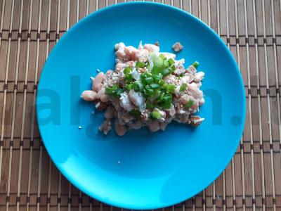 Salotos su baltaisiais pupelėmis, sūriu ir sausainiais pagrindine nuotrauka