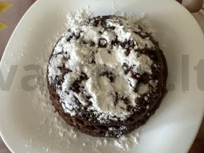 Keksas su kakava mikrobangų krosnelėje pagrindine nuotrauka