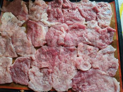 Mėsa „Prancūziškai“ su ananasų gabaliukais Žingsnis 1