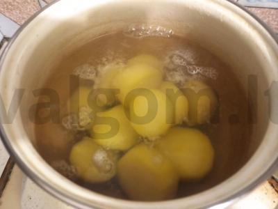 Bulvės, keptos su šonine ir česnaku Žingsnis 1