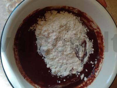 Brownie su varškės ir vaisių įdaru Žingsnis 8