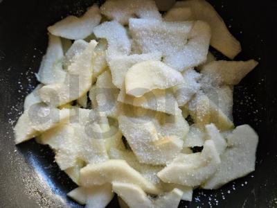 Blynai su karamelizuota kriauše ir dorblu padažu Žingsnis 6